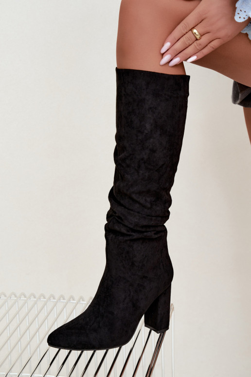 Bottes hautes pour femmes isolées avec talons et volants en noir Imelia