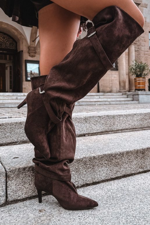 Bottes à talons au-dessus du genou avec sangles et boucles en couleur chocolat Tai turibel
