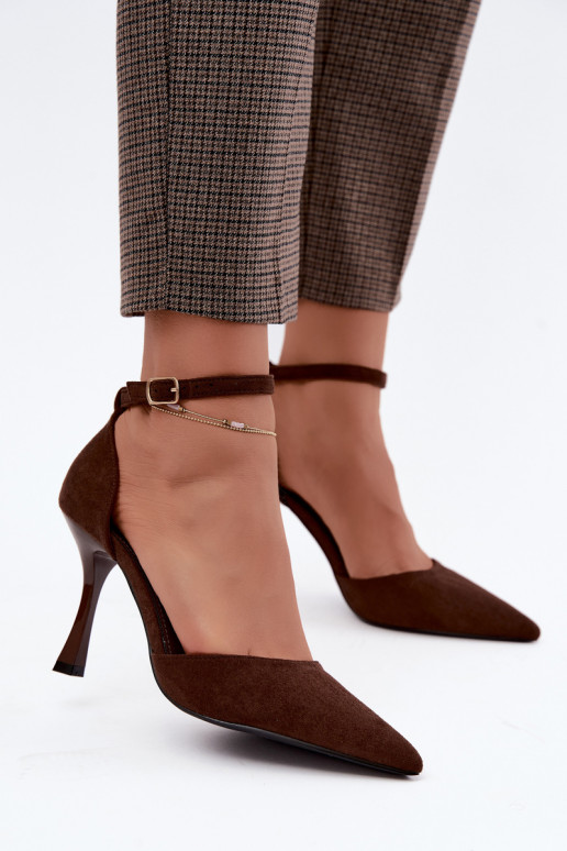 Chaussures en daim synthétique avec des sangles couleur chocolat Ladessa