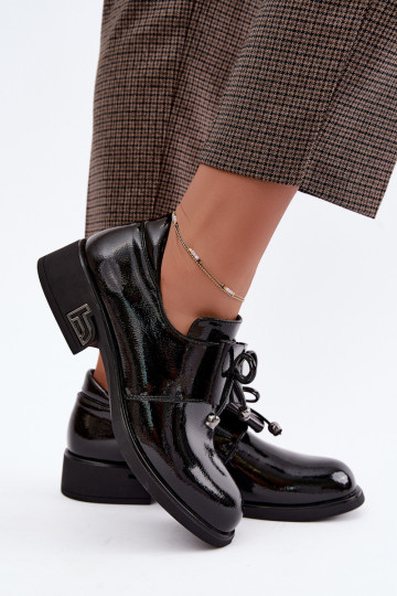 Chaussures en cuir synthétique laquées avec des nœuds T.Sokolski AN J26-190 en couleur noire