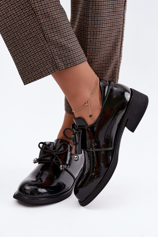 Chaussures en cuir synthétique laquées avec des nœuds T.Sokolski AN J26-190 en couleur noire