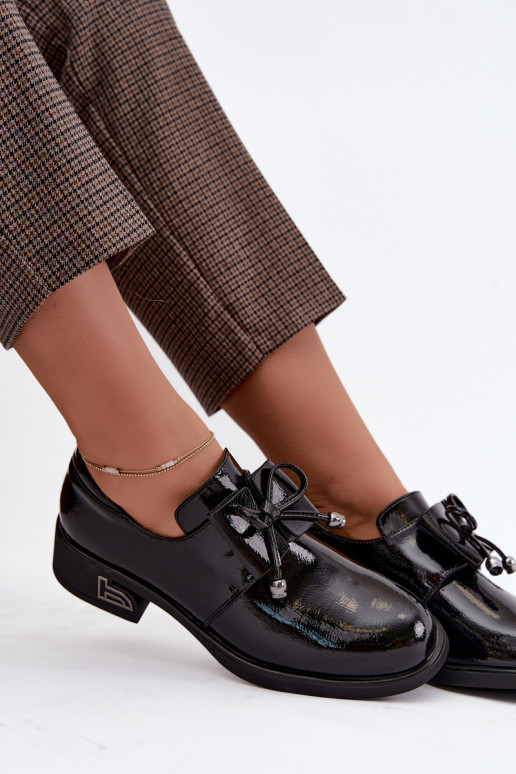 Chaussures en cuir synthétique laquées avec des nœuds T.Sokolski AN J26-190 en couleur noire