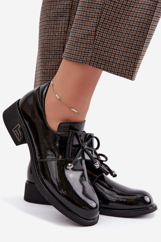 Chaussures en cuir synthétique laquées avec des nœuds T.Sokolski AN J26-190 en couleur noire