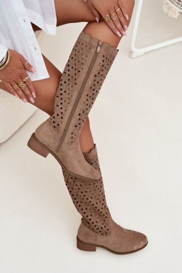 bottes pour femmes couleur sable à petit talon avec des détails découpés 2