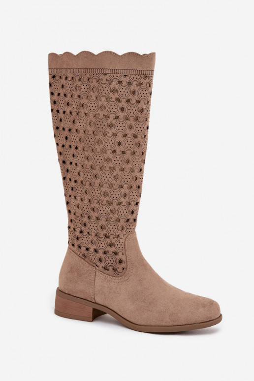 bottes pour femmes couleur sable à petit talon avec des détails découpés