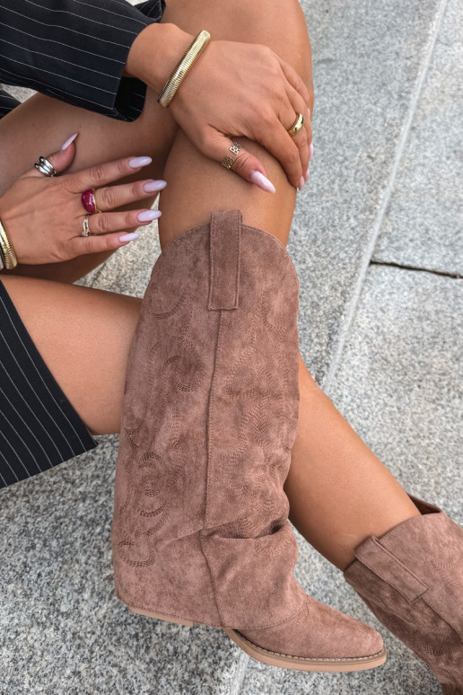 Bottes hautes style cowboy froissées avec talons et tige cousue marron Ives