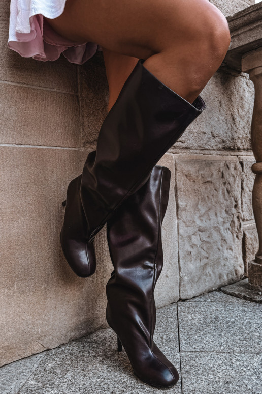 Bottes hautes pour femmes à enfiler avec talons fins en chocolat Caliya