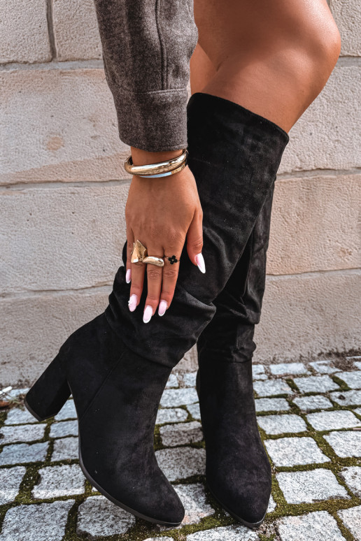 Bottes hautes noires isolées avec talons et volants Haliah