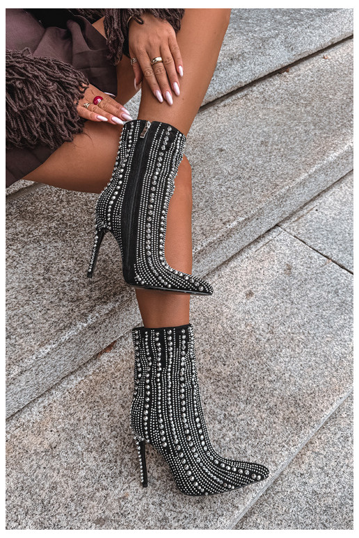 Bottines chaudes avec talons fins, décorées de clous, noires Delva