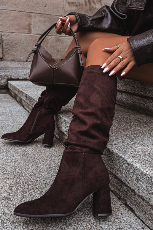 Bottes hautes avec talons et volants isolées en chocolat Haliah