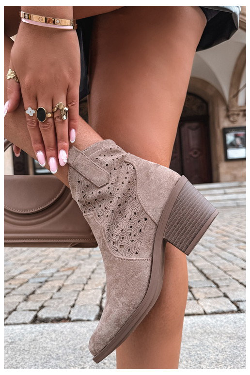 Bottines à talons en cuir découpé de style cowboy couleur sable S.Barski HY62-8147