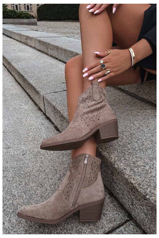 Bottines à talons en cuir découpé de style cowboy couleur sable S.Barski HY62-8147