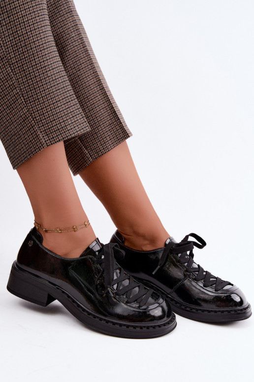 Mocassins en cuir verni avec lacets noirs