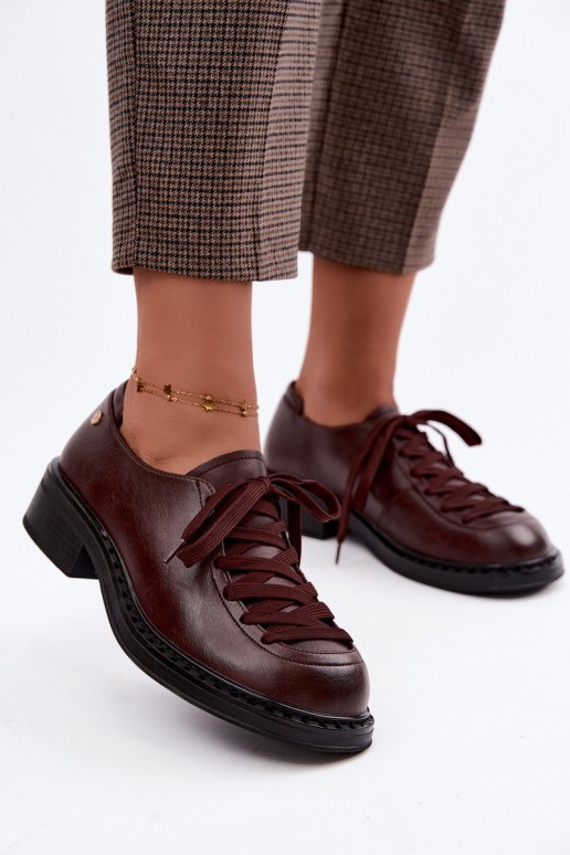 Mocassins en cuir verni avec lacets marron foncé