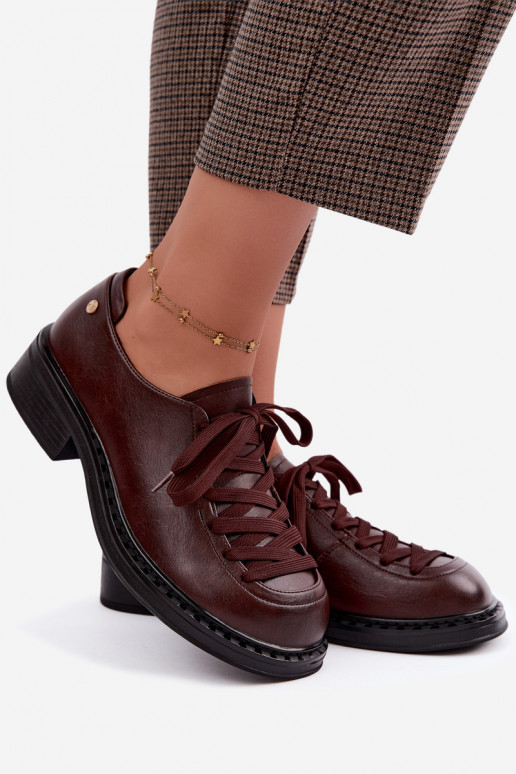 Mocassins en cuir verni avec lacets marron foncé