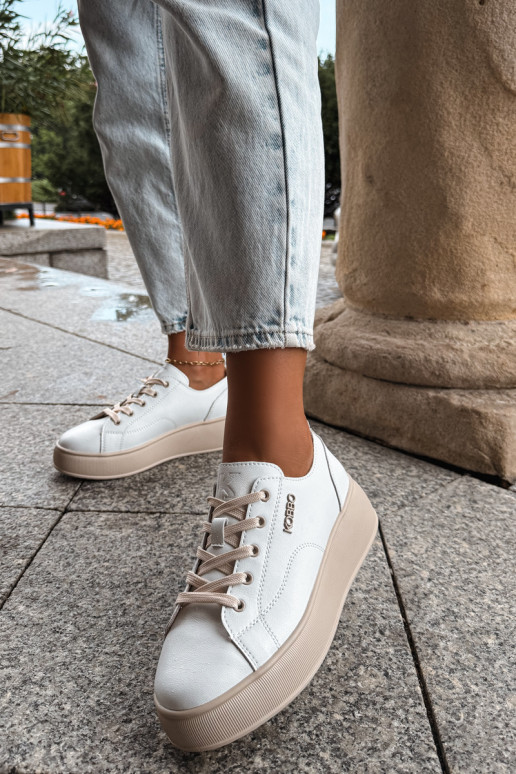 Baskets en simili cuir avec plateforme Kobbo en blanc