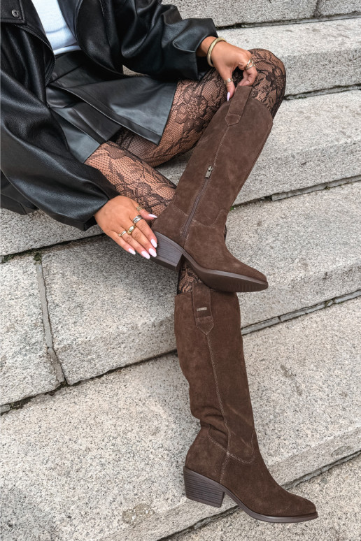 bottes hautes en daim synthétique pour femmes à petit talon isolées Big Star UU274519 couleur chocolat