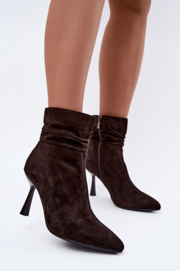 chaussures en daim à talons fins isolées avec volants D&A JC62-1049 couleur chocolat