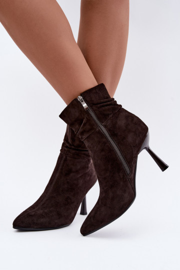 chaussures en daim à talons fins isolées avec volants D&A JC62-1049 couleur chocolat 2