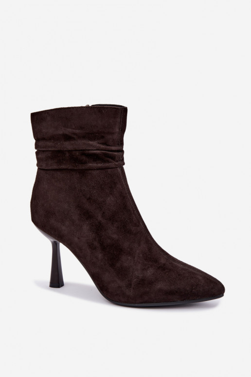 chaussures en daim à talons fins isolées avec volants D&A JC62-1049 couleur chocolat