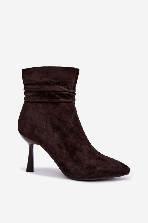 chaussures en daim à talons fins isolées avec volants D&A JC62-1049 couleur chocolat