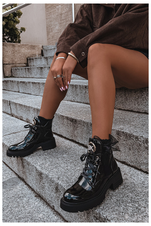 Bottines chaudes avec effet verni et détails dorés en noir Kavirae