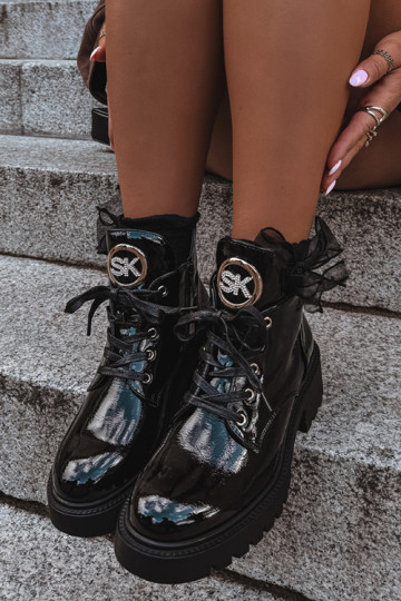 Bottines chaudes avec effet verni et détails dorés en noir Kavirae 2