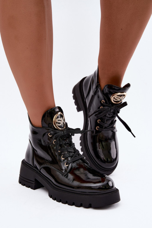 Bottines chaudes avec effet verni et détails dorés en noir Kavirae
