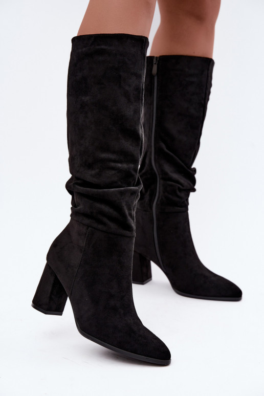 Bottes hautes noires isolées avec talons et volants Haliah