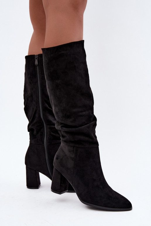 Bottes hautes noires isolées avec talons et volants Haliah