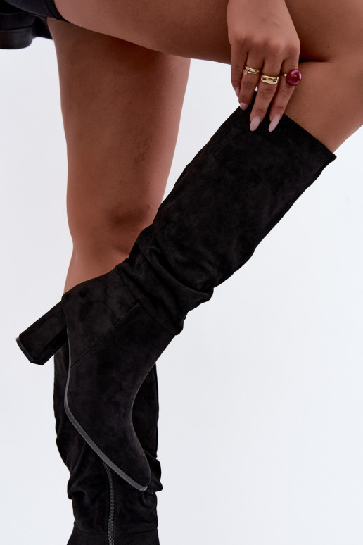 Bottes hautes noires isolées avec talons et volants Haliah
