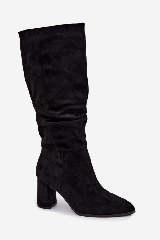 Bottes hautes noires isolées avec talons et volants Haliah