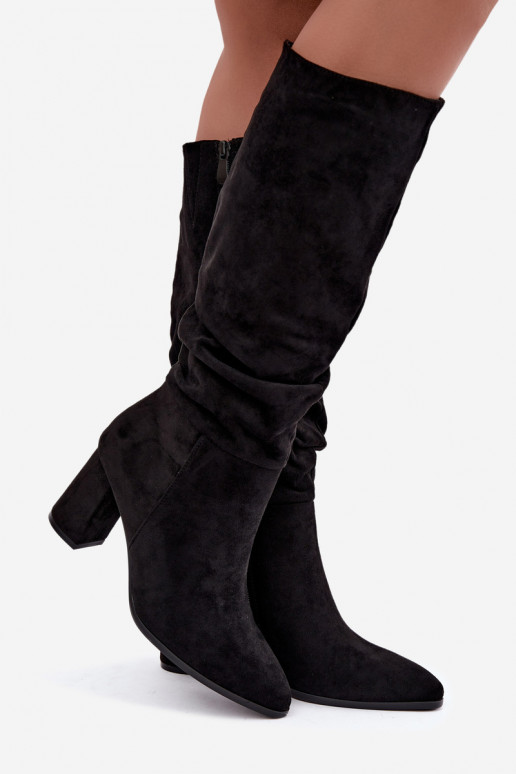 Bottes hautes noires isolées avec talons et volants Haliah