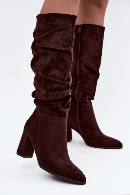 Bottes hautes avec talons et volants isolées en chocolat Haliah