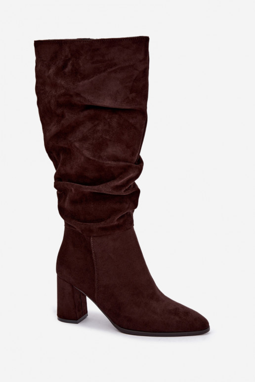 Bottes hautes avec talons et volants isolées en chocolat Haliah