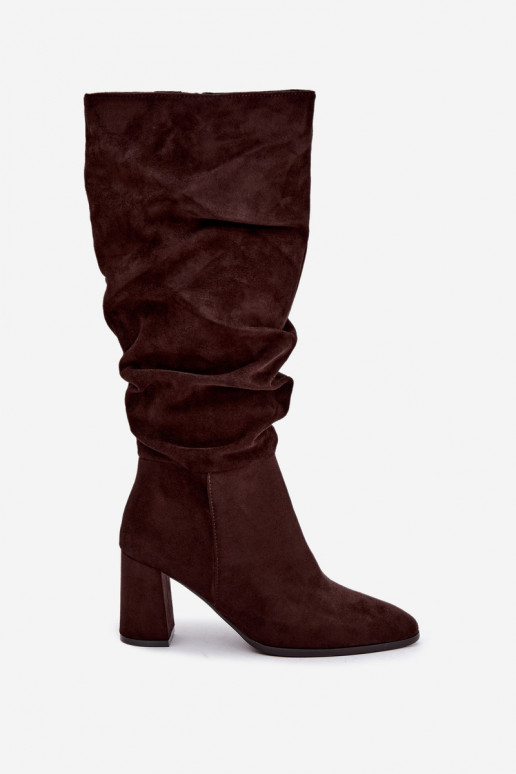 Bottes hautes avec talons et volants isolées en chocolat Haliah