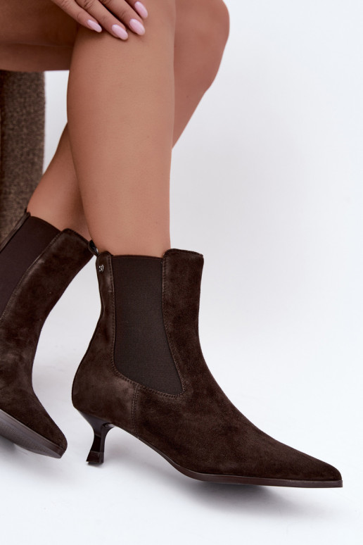 Bottes en daim isolées avec talons Tai turiciejka K7756-02 en chocolat