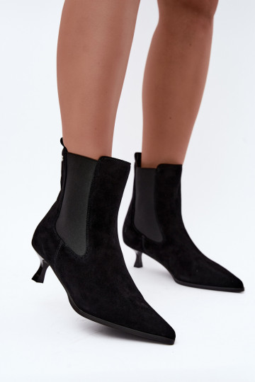 Bottes en daim isolées avec talons Tai turiciejka K7756-01 en noir 2