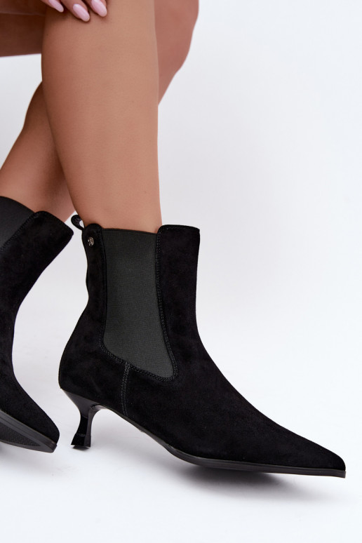Bottes en daim isolées avec talons Tai turiciejka K7756-01 en noir