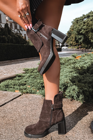 Bottines chocolat en daim synthétique avec talons et boucles Vinceza 91152 2