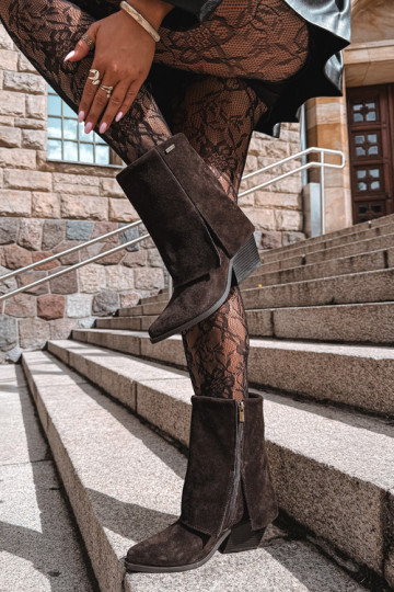 bottines style cowboy avec talons en daim naturel avec tige brodée Big Star UU274115 couleur chocolat