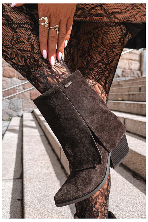 bottines style cowboy avec talons en daim naturel avec tige brodée Big Star UU274115 couleur chocolat