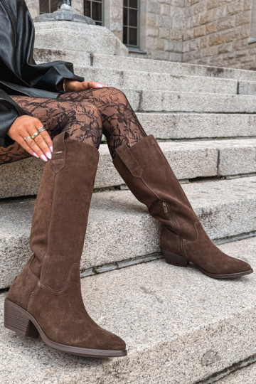 bottes hautes en daim synthétique pour femmes à petit talon isolées Big Star UU274519 couleur chocolat 2