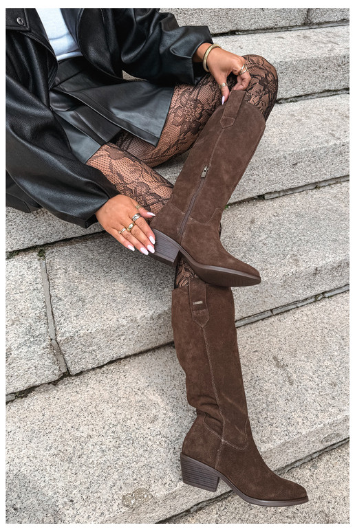 bottes hautes en daim synthétique pour femmes à petit talon isolées Big Star UU274519 couleur chocolat