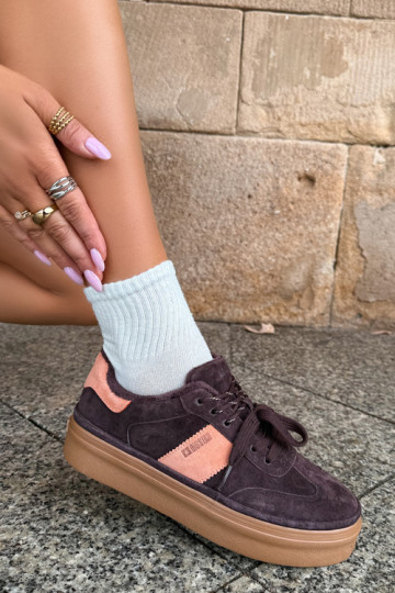 bottes de style sneakers en daim synthétique pour femmes isolées Big Star UU274770 couleur chocolat