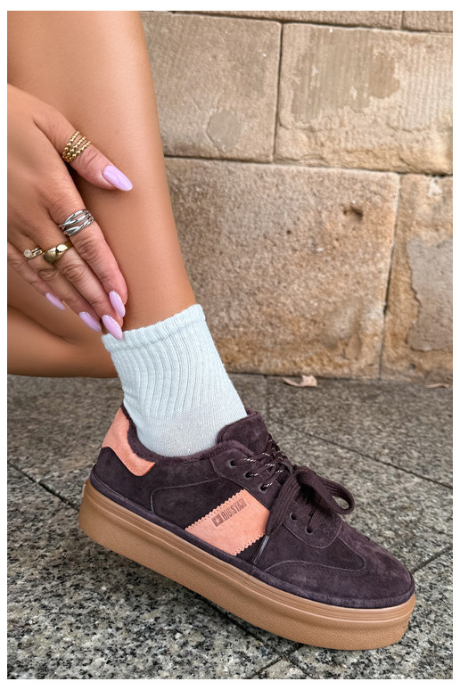 bottes de style sneakers en daim synthétique pour femmes isolées Big Star UU274770 couleur chocolat
