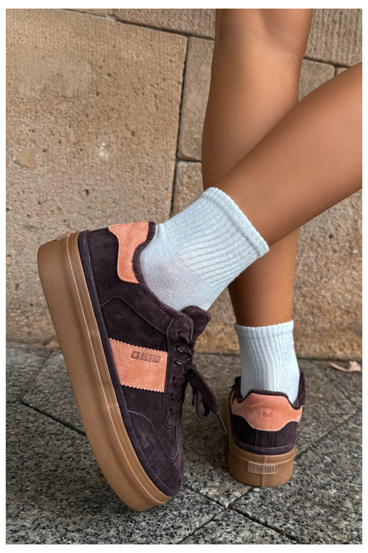 bottes de style sneakers en daim synthétique pour femmes isolées Big Star UU274770 couleur chocolat