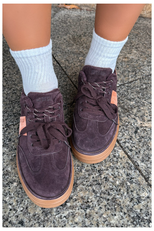 bottes de style sneakers en daim synthétique pour femmes isolées Big Star UU274770 couleur chocolat