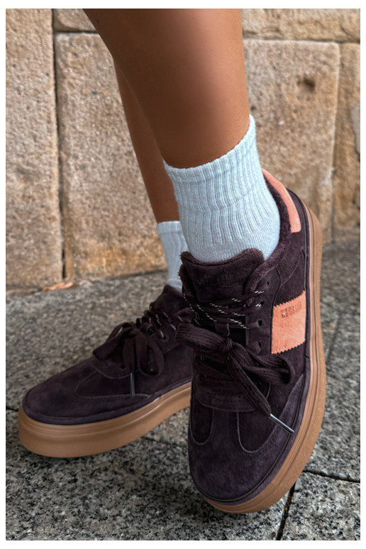 bottes de style sneakers en daim synthétique pour femmes isolées Big Star UU274770 couleur chocolat