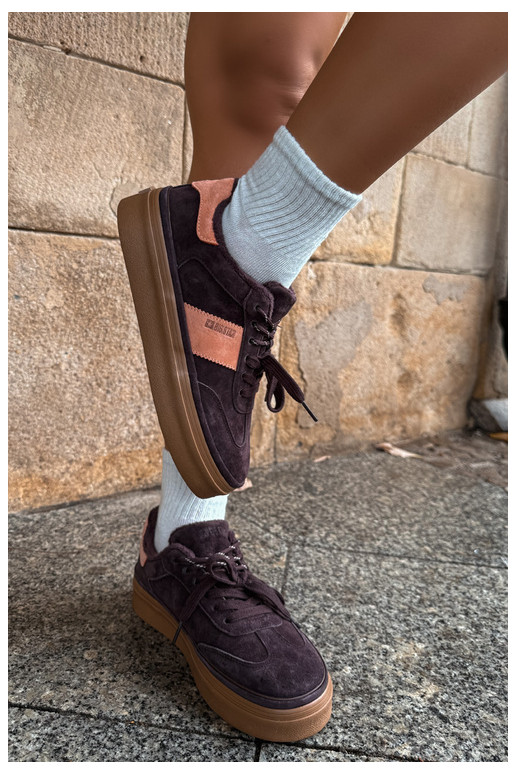 bottes de style sneakers en daim synthétique pour femmes isolées Big Star UU274770 couleur chocolat
